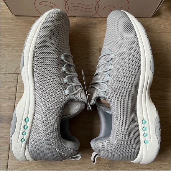 New Box Easy Spirit Tame 2 Slip-On Sneakers Light Gray Women's Shoes US Sz 9,5 W - Picture 2 of 6